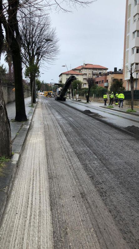 Obras de asfaltado en la calle Silvestre Ochoa.