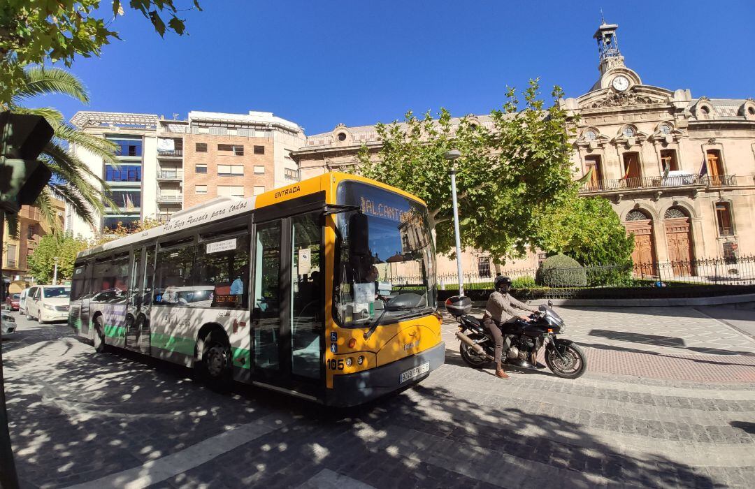 La adjudicación del contrato puente para el servicio de bus urbano en Jaén se vislumbra en un horizonte muy cercano