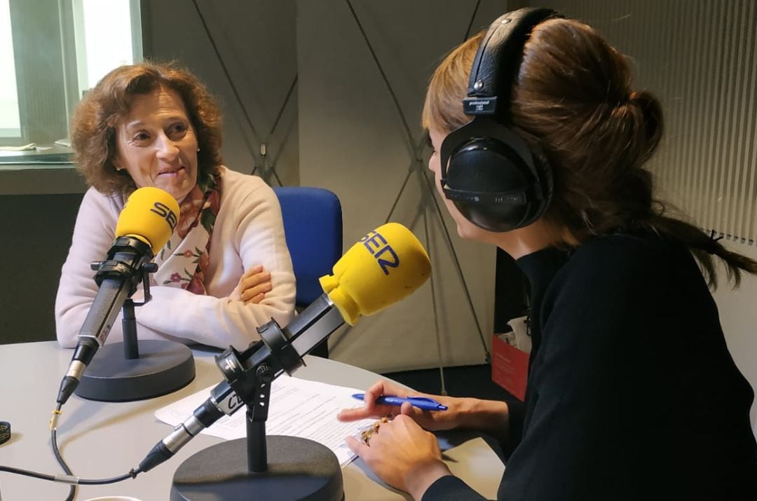 Julia Navarro, junto a Macarena Berlín en los estudios de la Cadena SER