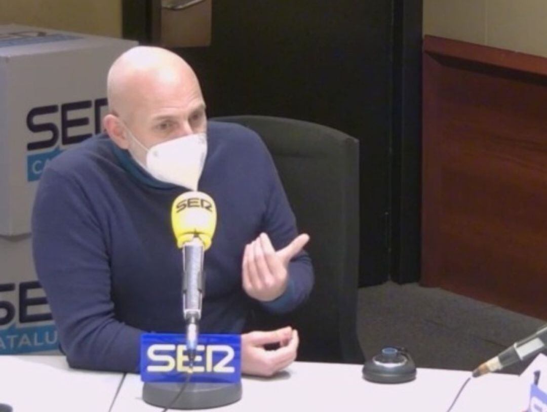 El escritor Alejandro Palomas, en los estudios de la SER.