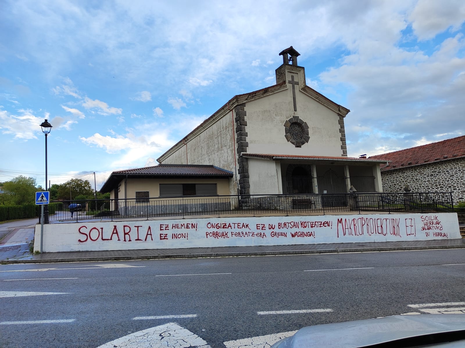 Mensajes contra Solaria en Izarra (Urkabustaiz, Álava)