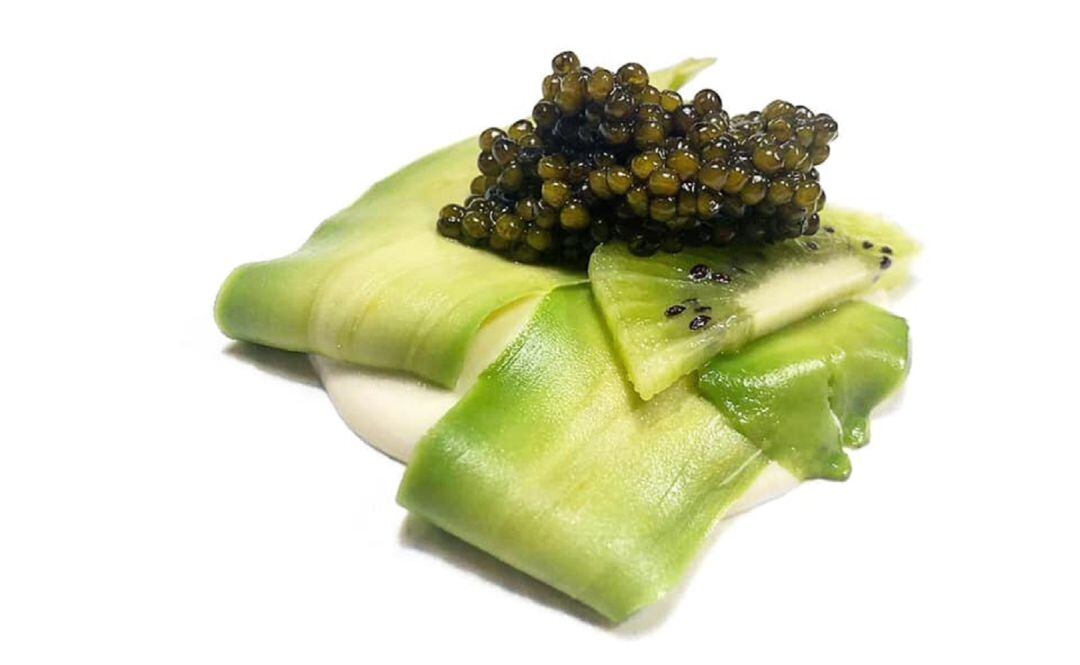 Almendra amarga, aguacate, kiwi y caviar (Bagá, Jaén).