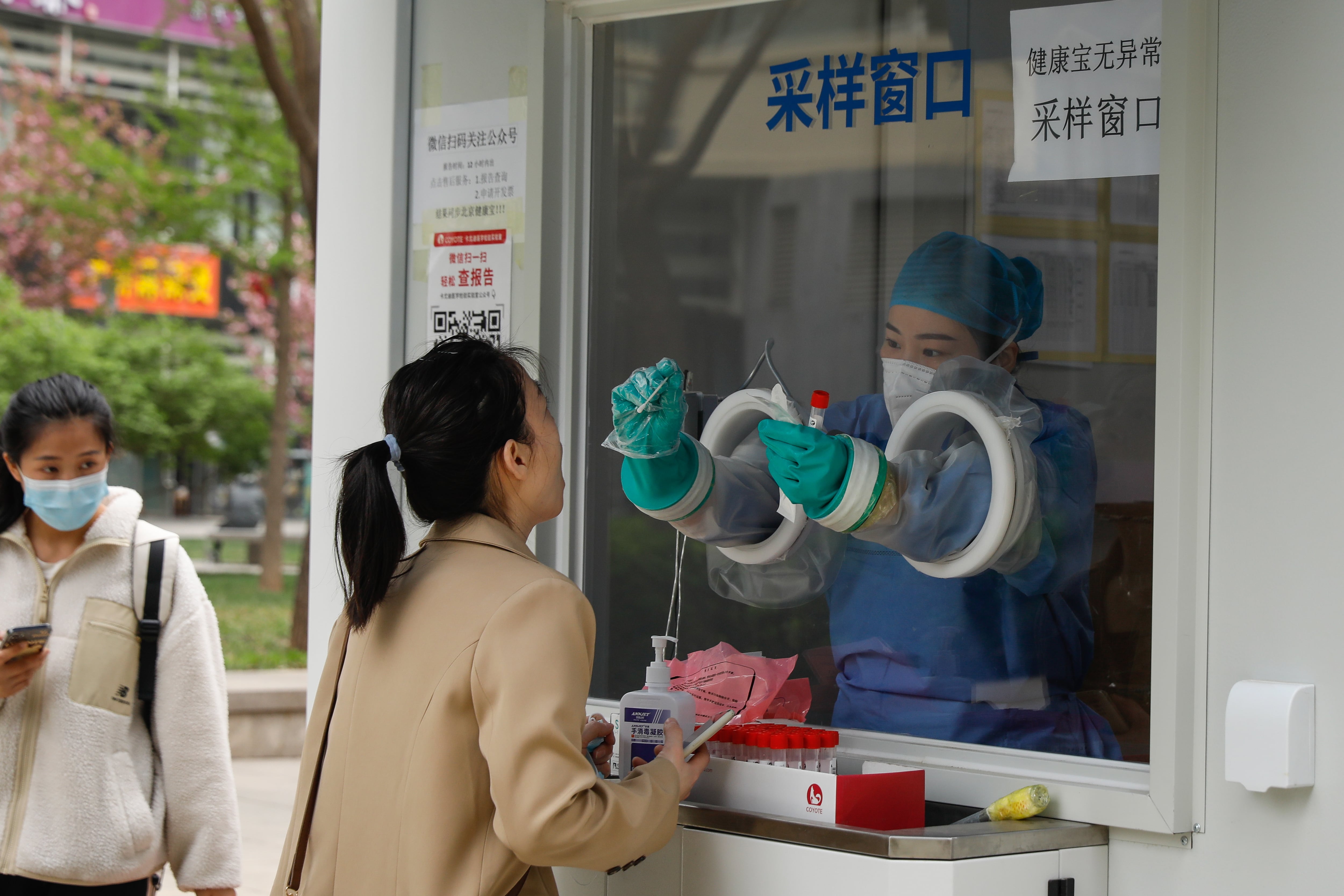 Imagen de archivo de una mujer sometiéndose a una prueba de COVID-19 en Pekín, China