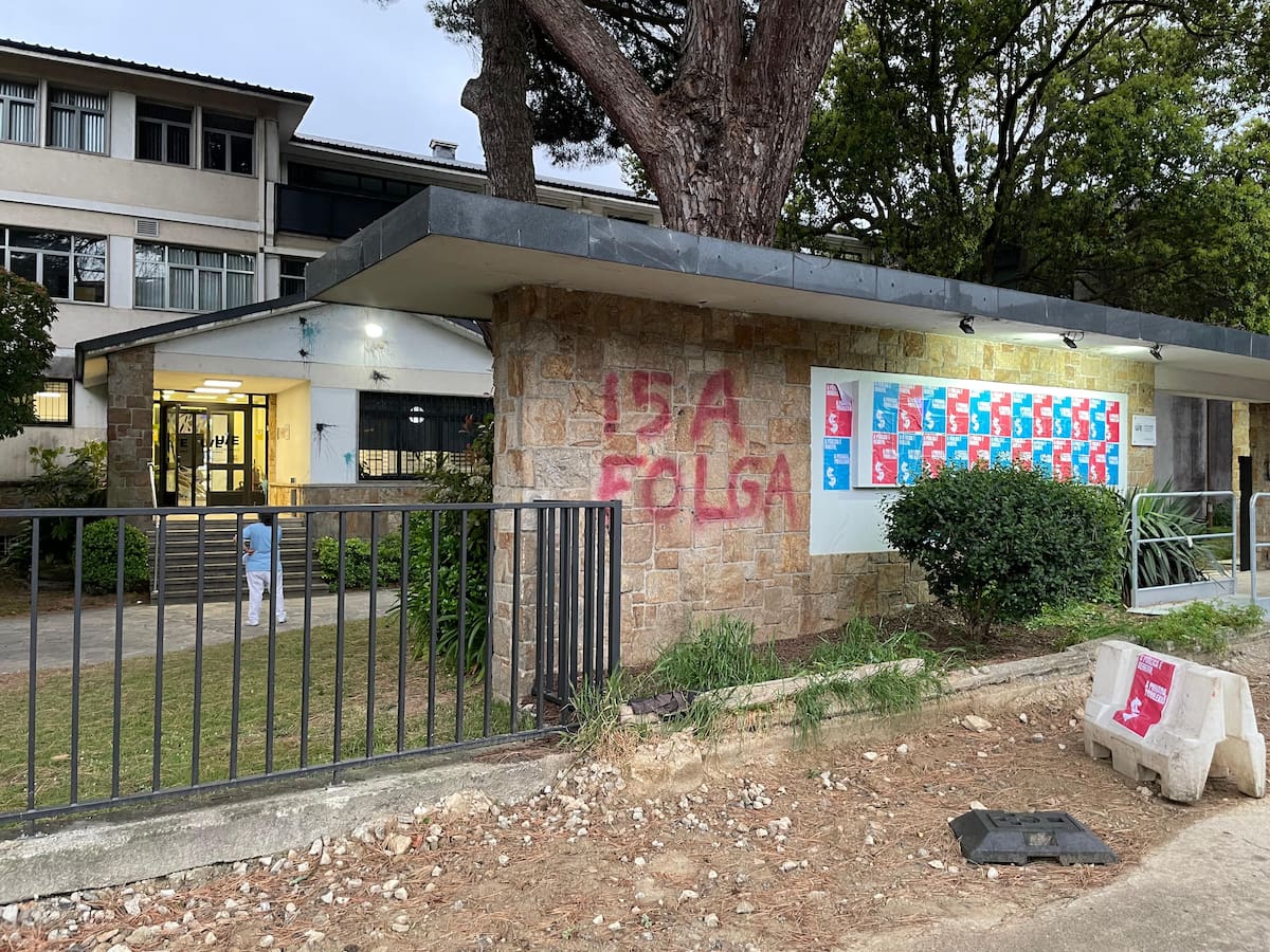 Vandalizan con pintura sedes de la universidad de Abanca en Vigo, A Coruña y Santiago