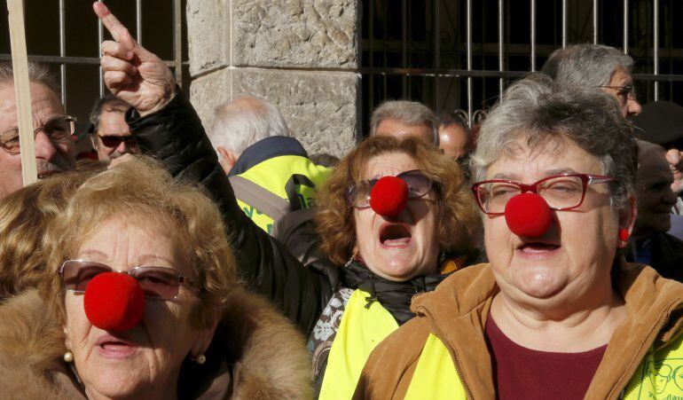 Manifestantes en Santiago de Compostela protestando por la escasa subida de las pensiones