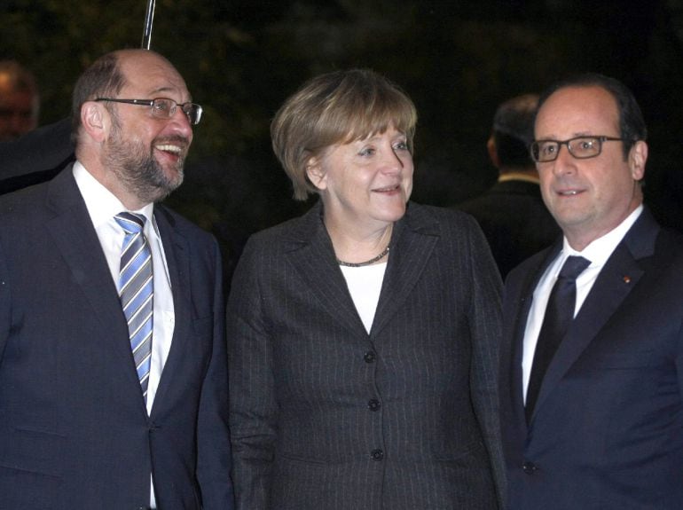 CEN63 ESTRASBURGO (FRANCIA), 30/01/2015.- El presidente de Francia, François Holland (d), el presidente del Parlamento Europeo, Martin Schulz (i), y la canciller alemana, Angela Merkel (c), posan antes de una cena informal en Estrasburgo, Francia, hoy, vi