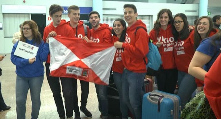 Algunos alumnos con la bandera de Vigo en Peinador.