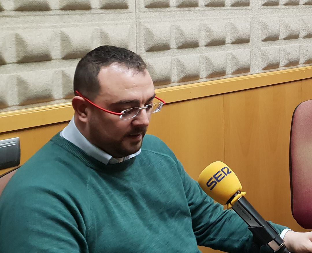 Adrián Barbón en los estudios de Radio Asturias - SER