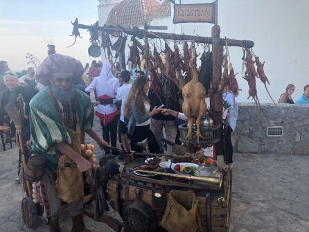 Un actor recorre las calles con su 'rataurante'