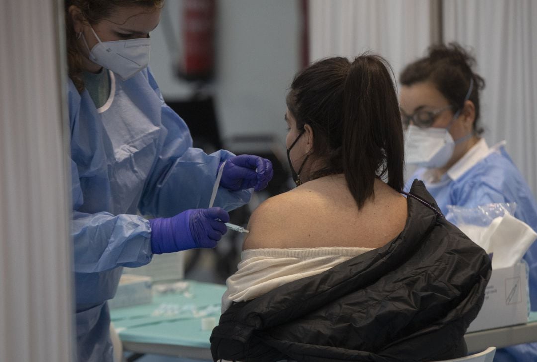 Una mujer recibe una dosis de la vacuna contra la COVID-19 de AstraZeneca.