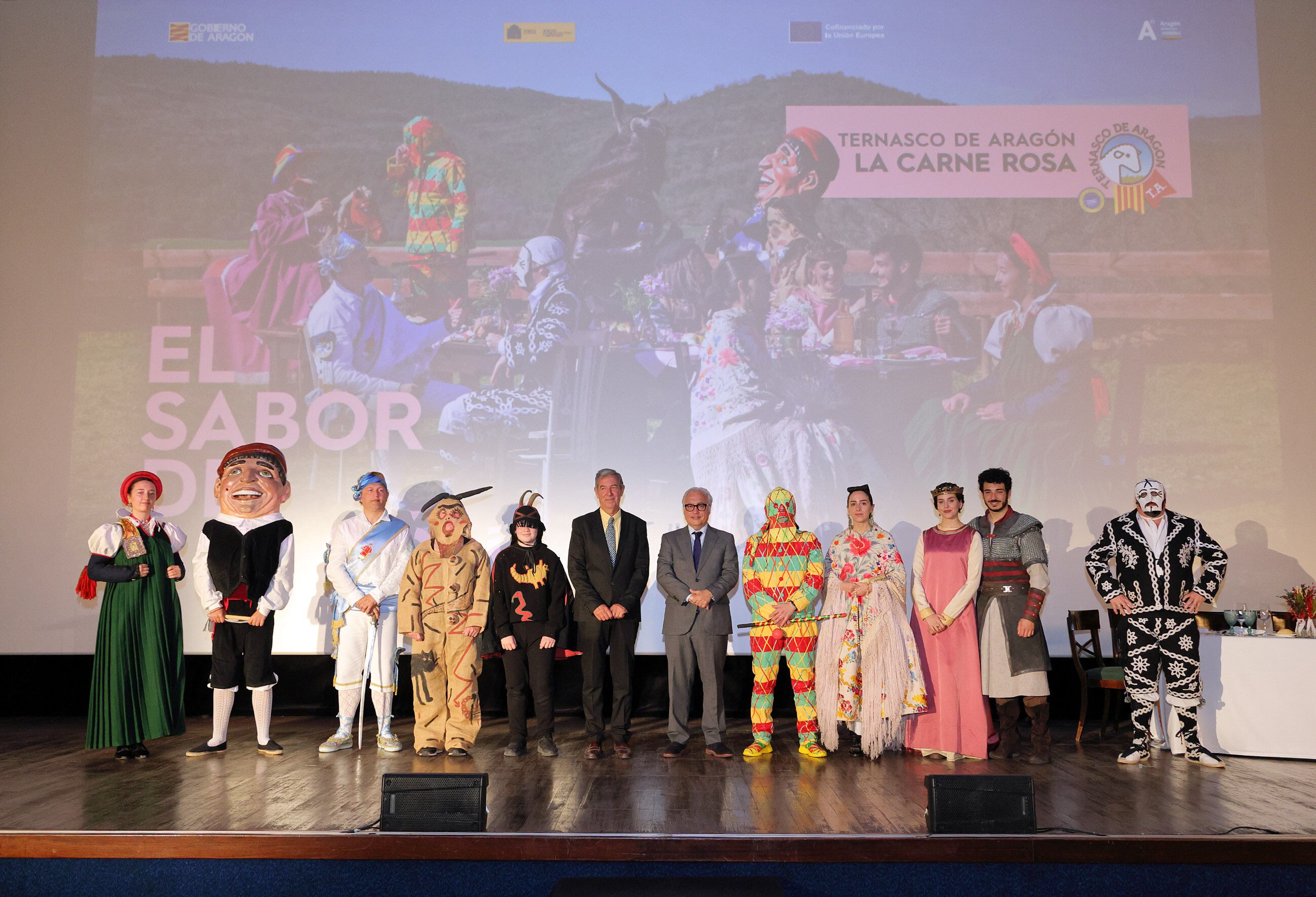 Foto de la familia con los personajes protagonistas de la nueva campaña del Ternasco de Aragón