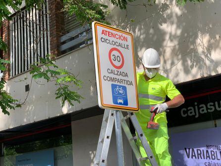 Un operario coloca una señal en la nueva ciclocalle