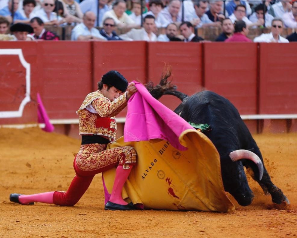 Álvaro Burdiel en uno de los lances genuflexos con los que recibió al primer novillo de su lote