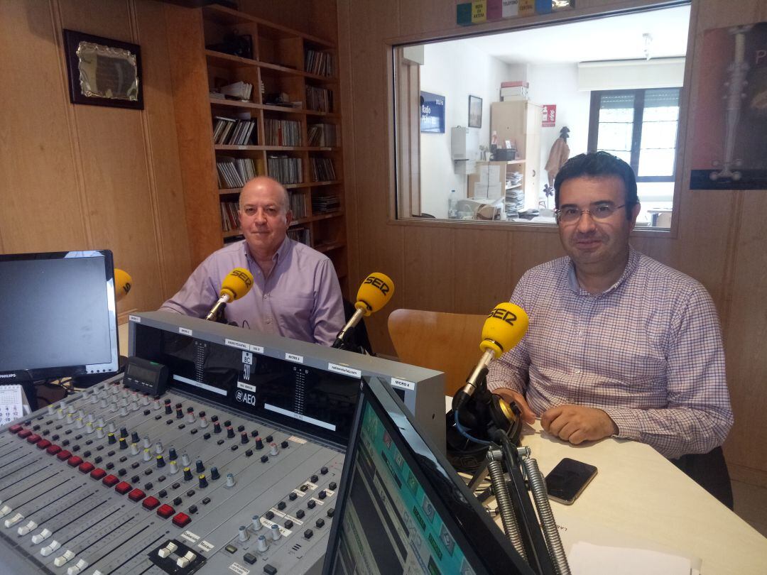 Los candidatos del PSOE y PP durante el tiempo de debate en Radio Peñafiel