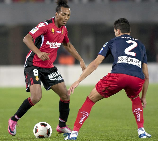 El jugador del RCD Mallorca Unsue y el jugador del Sporting de Gijón Botia luchan por el balón durante el partido de ida de dieciseisavos de final de la Copa del Rey