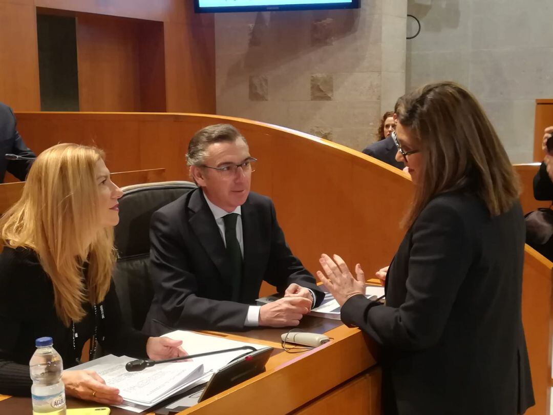 Mar Vaquero y Luis María Beamonte (PP) y Susana Gaspar (C&#039;s) en las Cortes de Aragón 