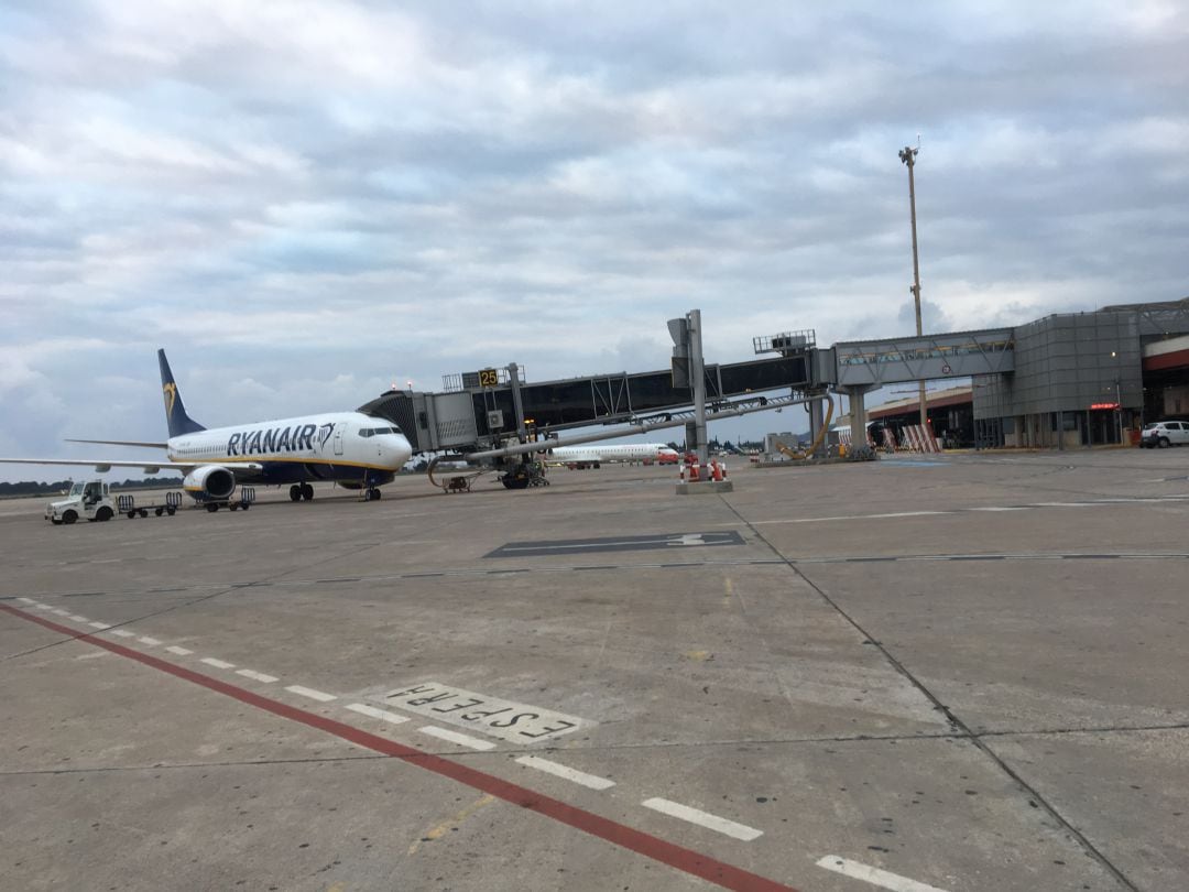 Imagen de archivo de un avión en el Aeropuerto de Ibiza