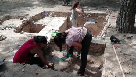 Estudiantes limpian los restos del Asilo de Santa Cristina durante las excavaciones de la Guerra Civil en Madrid