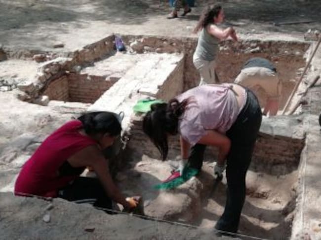 Estudiantes limpian los restos del Asilo de Santa Cristina durante las excavaciones de la Guerra Civil en Madrid