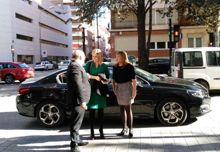 Llegada de la consejera de Fomento, Elena de la Cruz (en el centro de la imagen) con el delegado de la Junta, Pedro Antonio Ruiz Santos, y la directora provincial de Fomento, Amparo Torres a la oficina antidesahucios de Albacete