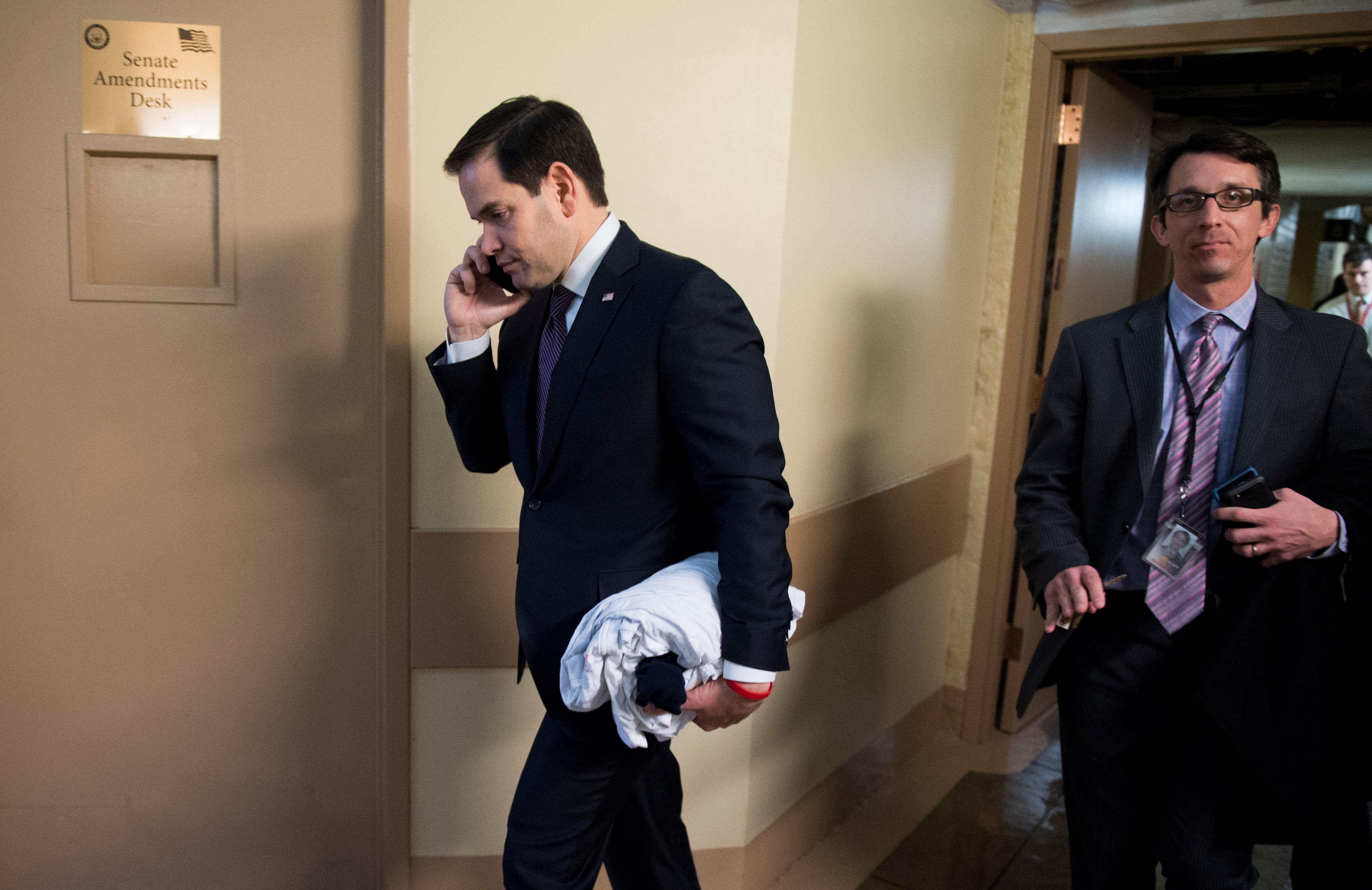 Marco Rubio hablando por teléfono cuando era senador