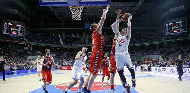 Nocioni, MVP de la Final Four, intentan una canasta ante la defensa de Iverson