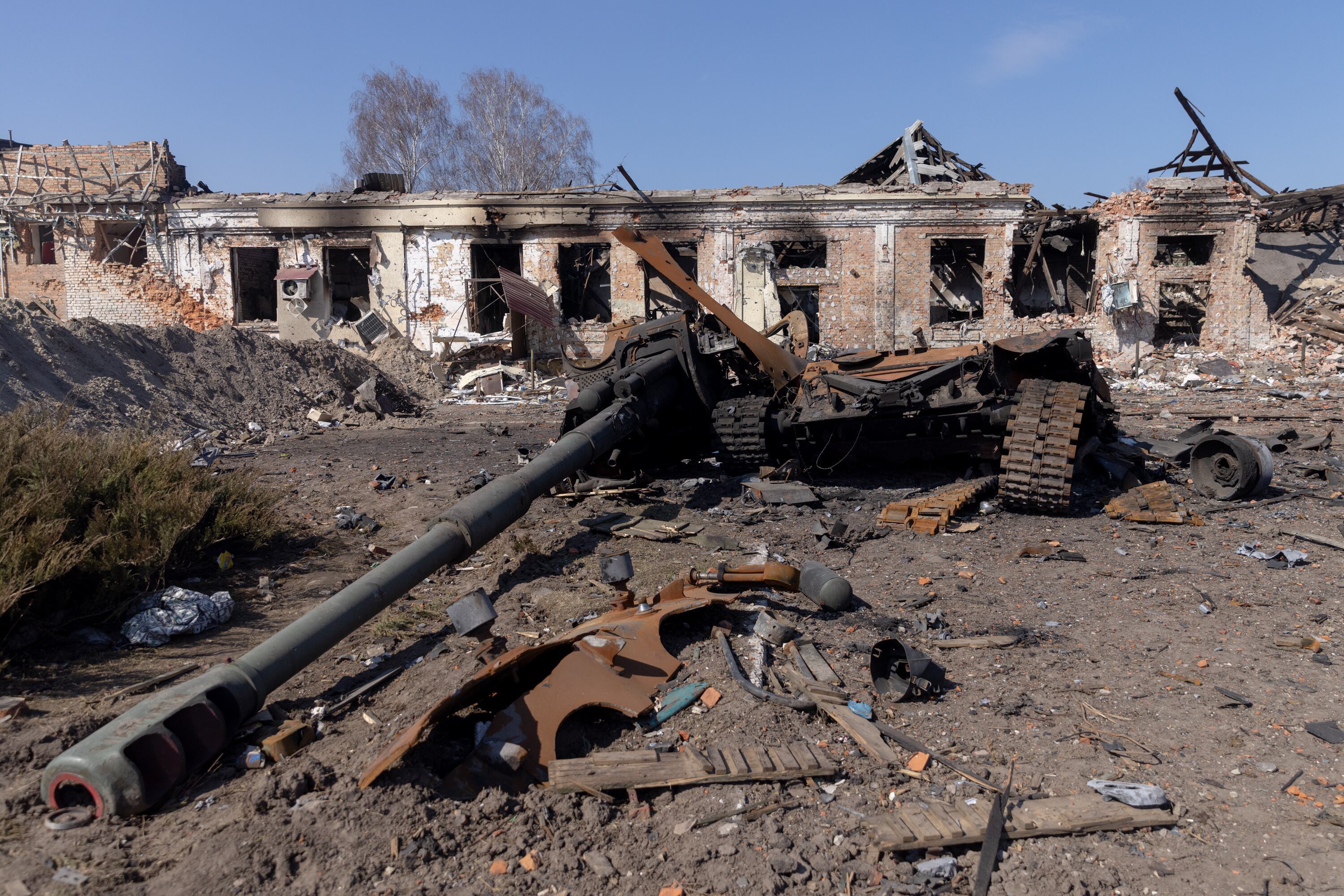 Un tanque ruso destruido en Trostyanets, una de las regiones del Donbás