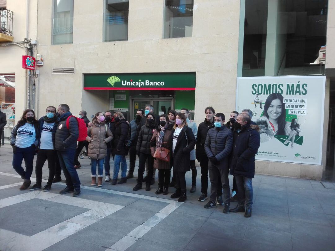  Trabajadores de Unicaja frente a la sucursal de la entidad en la calle Santa Clara