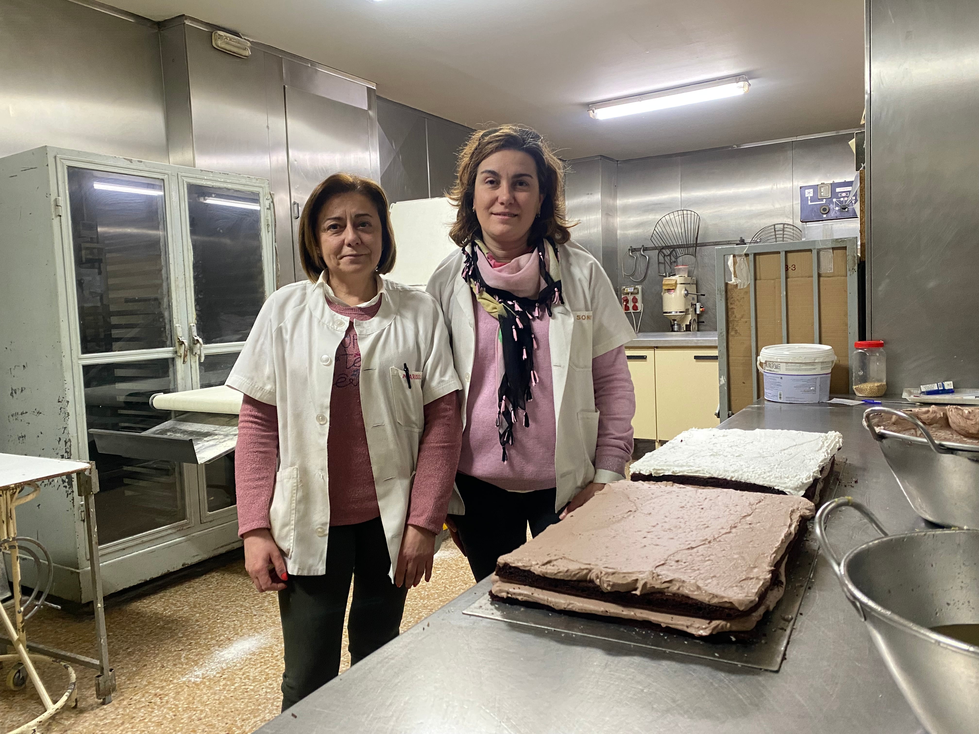 Marisol y Sonia Serrano en el obrador de Confitería Marisol.