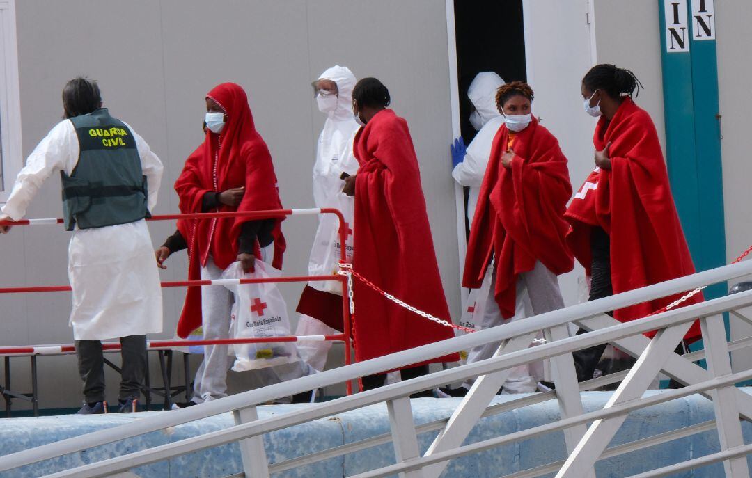 Varias personas se bajan de un barco tras ser rescatadas de una patera al sur de Fuerventura