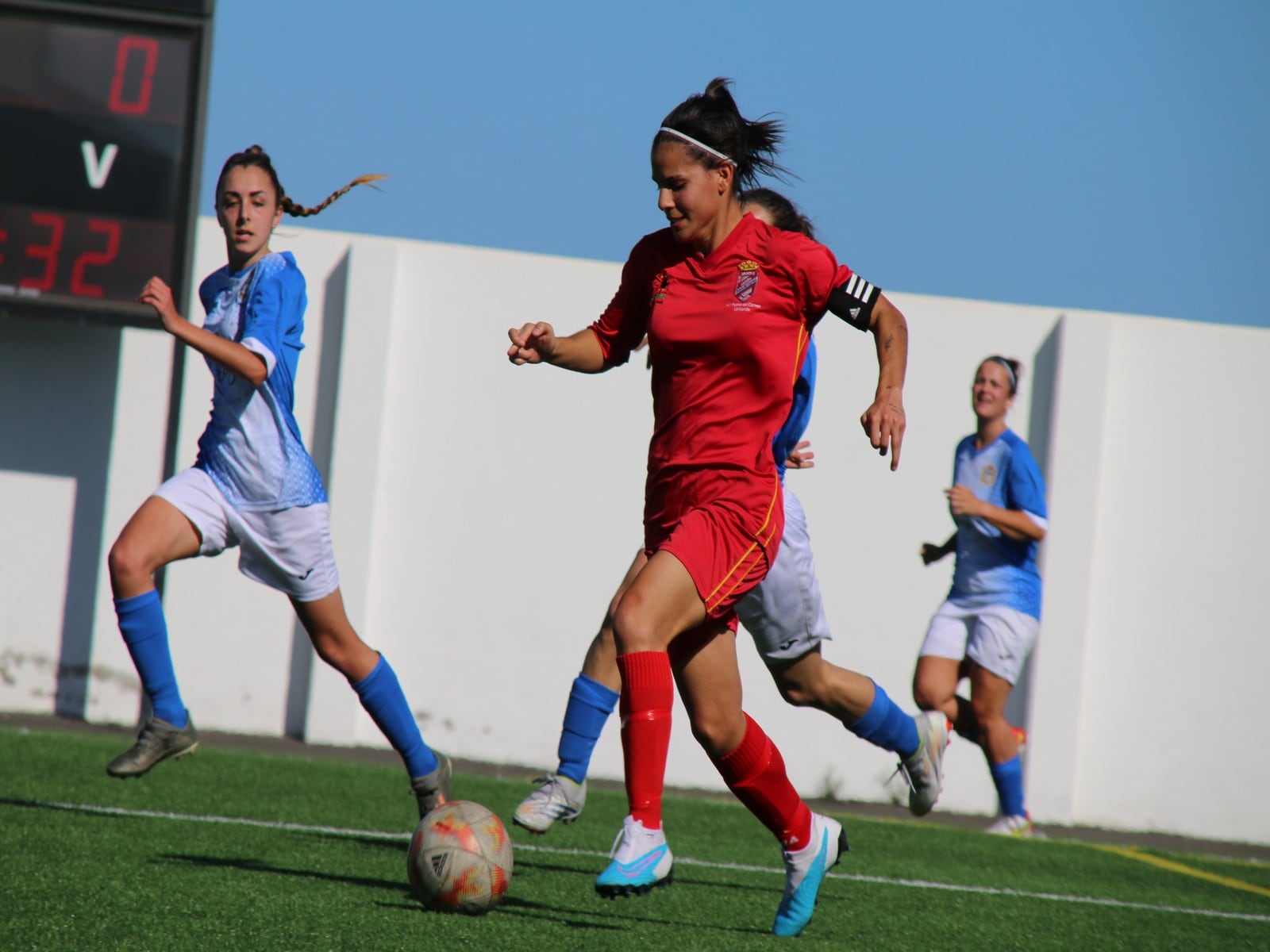 El FC Puerto del Carmen buscando la portería contraria.