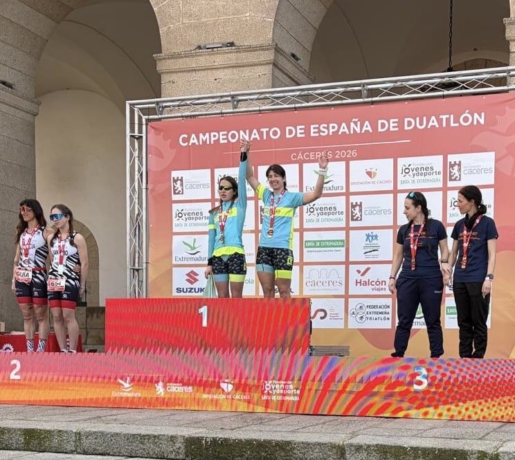 Lucía Peña, en lo más alto del pódium, junto a su guía Ana Gómez