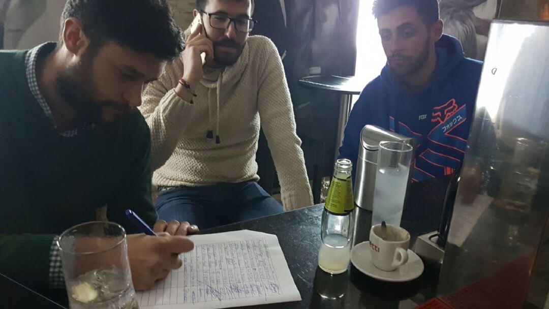 Vecinos plasman su firma de apoyo a la familia de Castellar en una cafetería de la localidad.