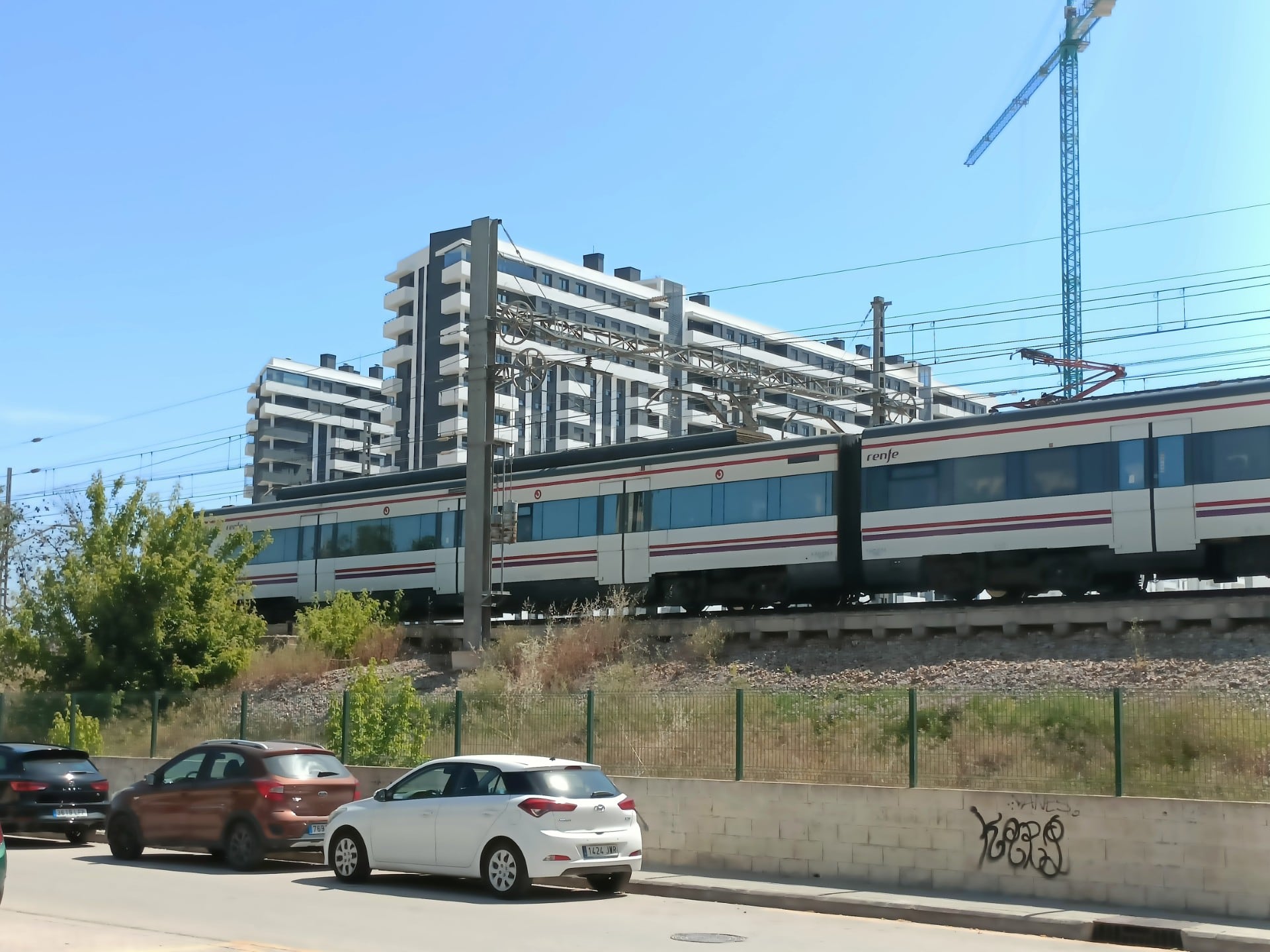Un tren de cercanías a su paso por el nuevo barrio de Turianova, en València.