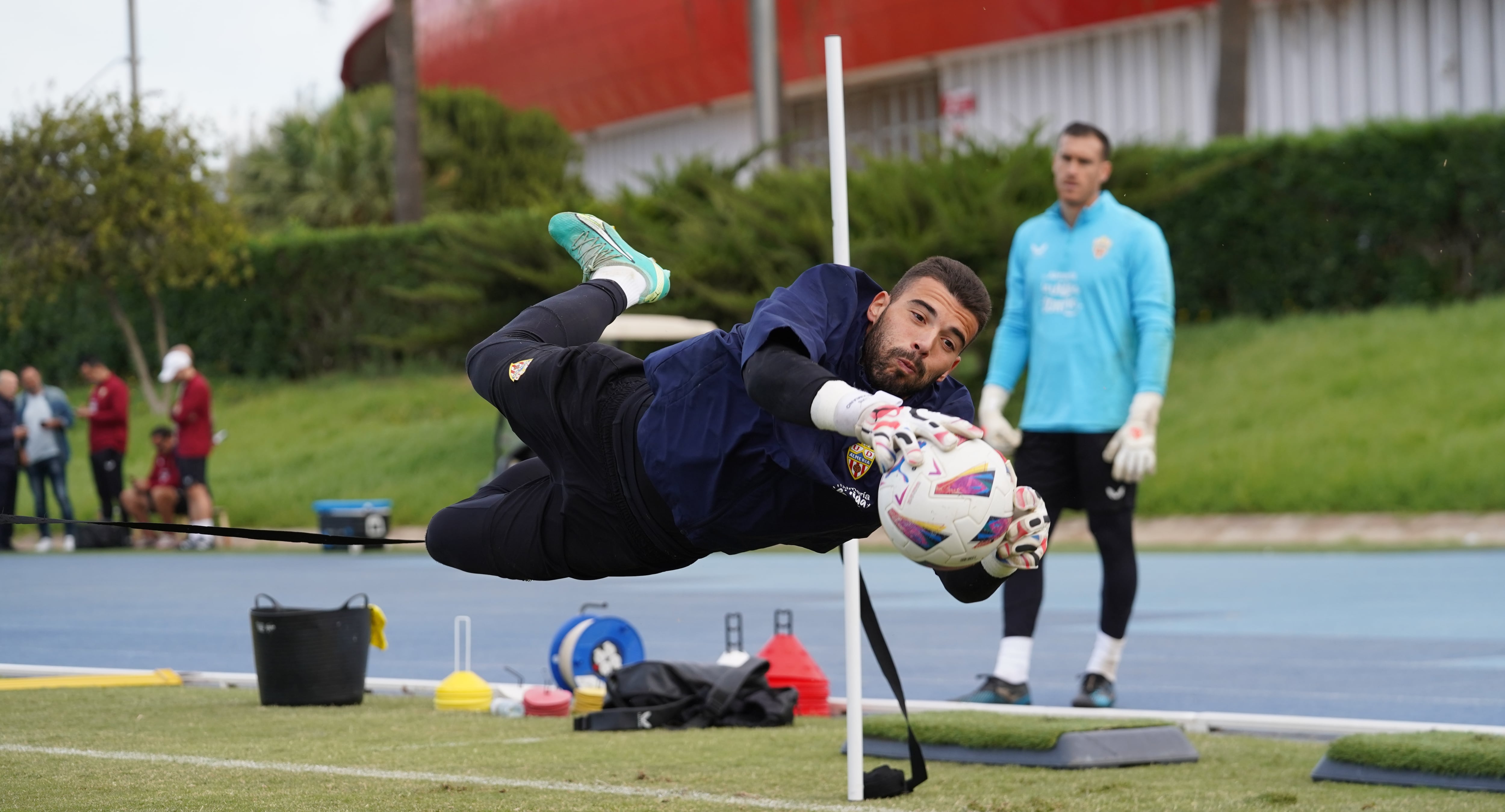 Maximiano en primer plano en un entrenamiento en el Anexo con Fernando detrás.