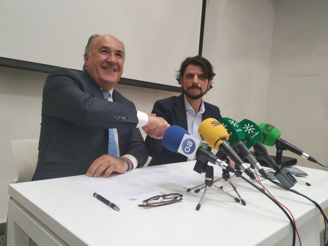 Landaluce y Pelayo, tras la firma del pacto de gobierno.