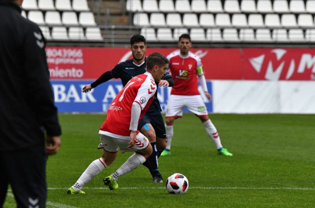 Josema Raigal controla un balón en el partido contra el Don Benito en Nueva Condomina