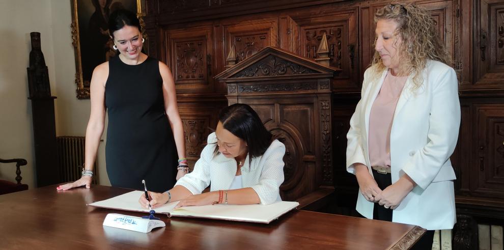 La consejera Carmen Susín junto a la alcaldesa Lorena Orduna y la concejala Susana Oliván