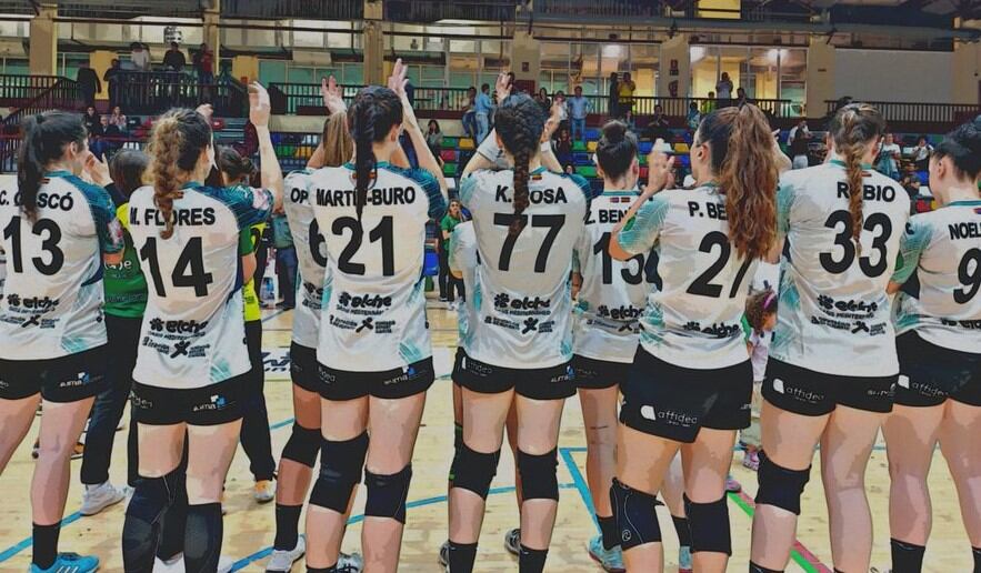 Las jugadoras del CBM Elche aplauden a la afición tras un partido esta temporada