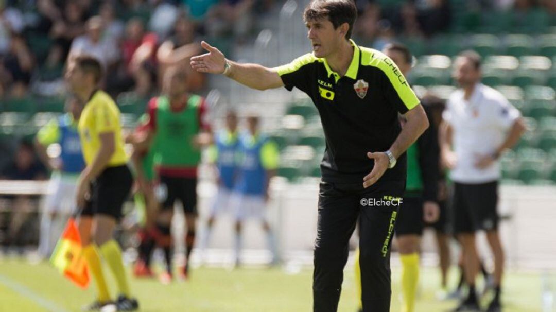 Pacheta da instrucciones en el Elche-Mallorca de la pasada jornada