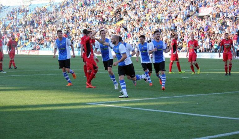 Chechu celebra su gol de penalti