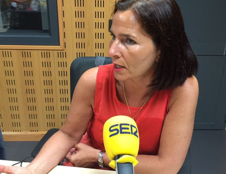 María Luz Martínez Seijo en los estudios de Radio Palencia de la Cadena SER