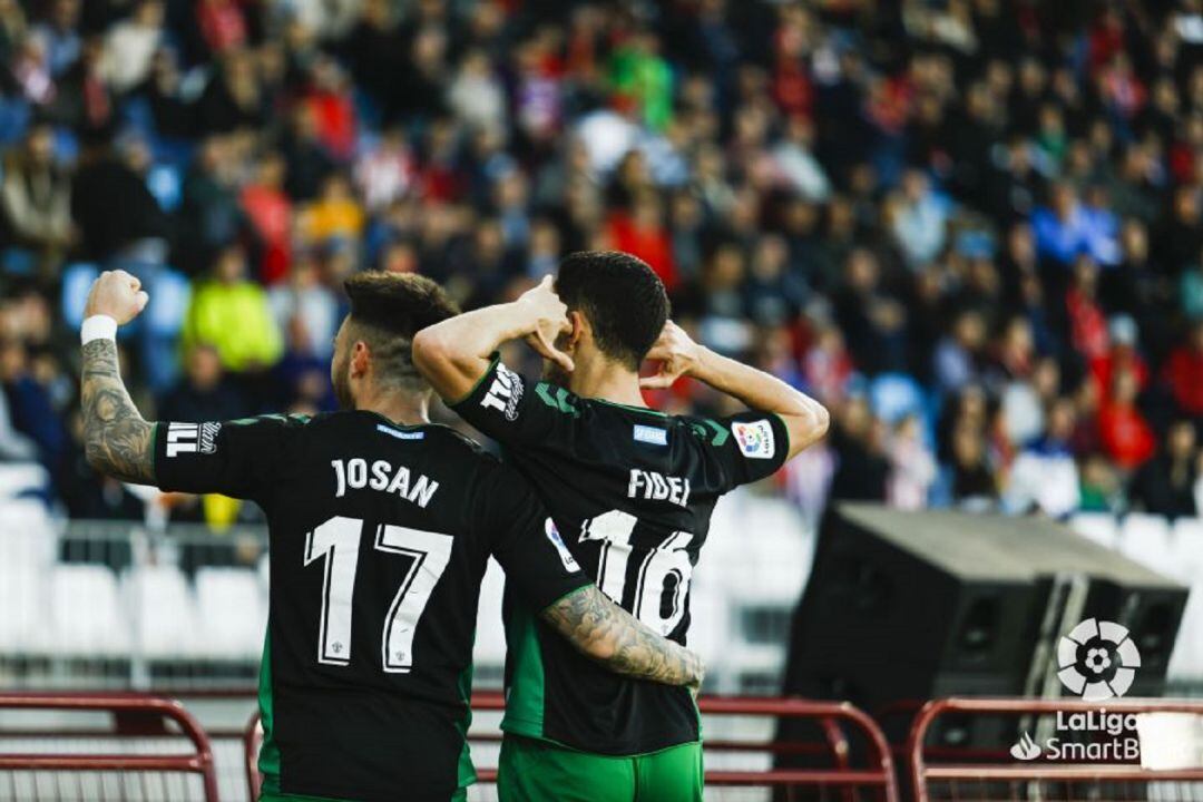 Fidel Chaves celebra con Josan su gol al Almería