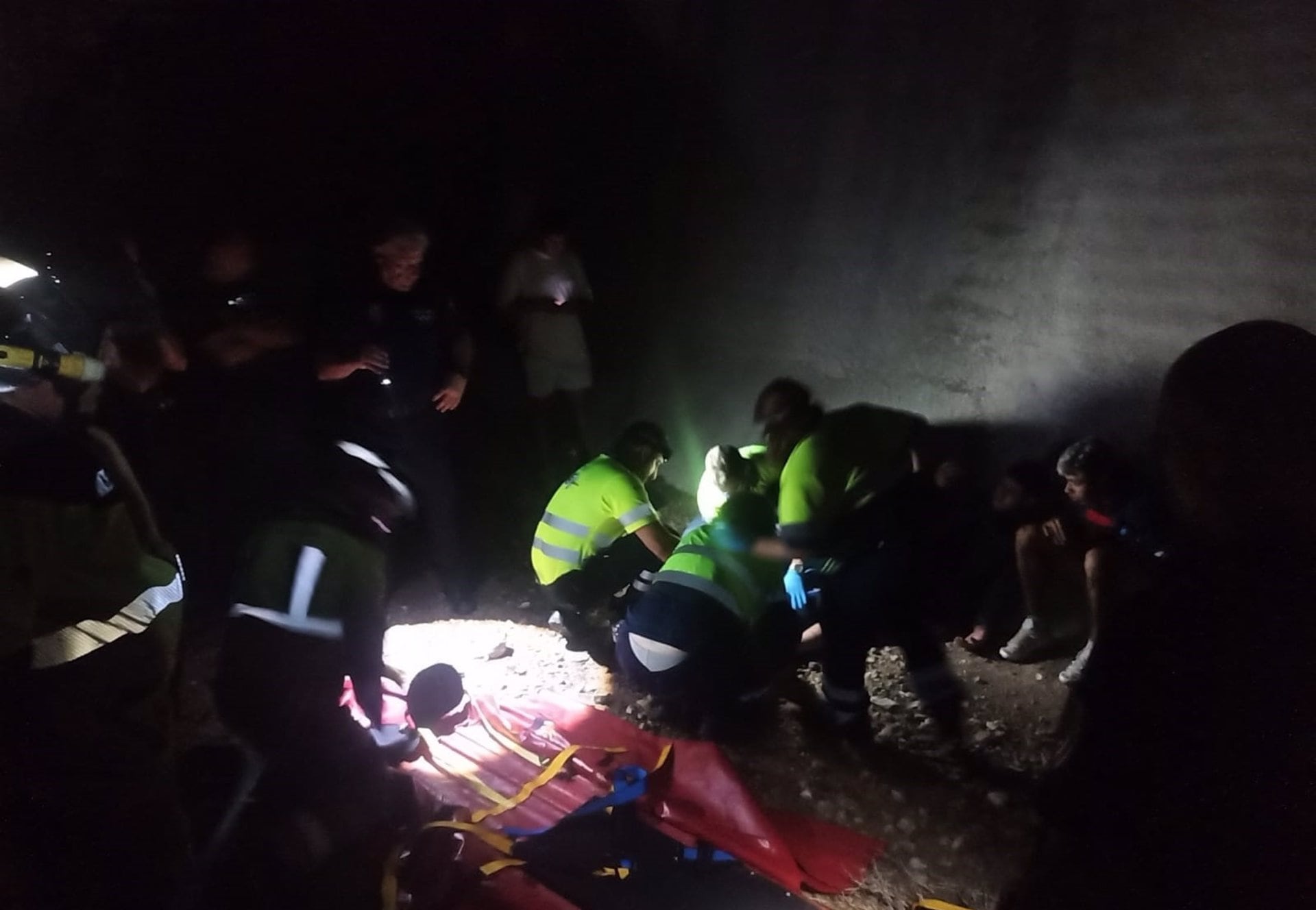 Rescatan a un joven tras caer por un talud al río Segura en Beniel