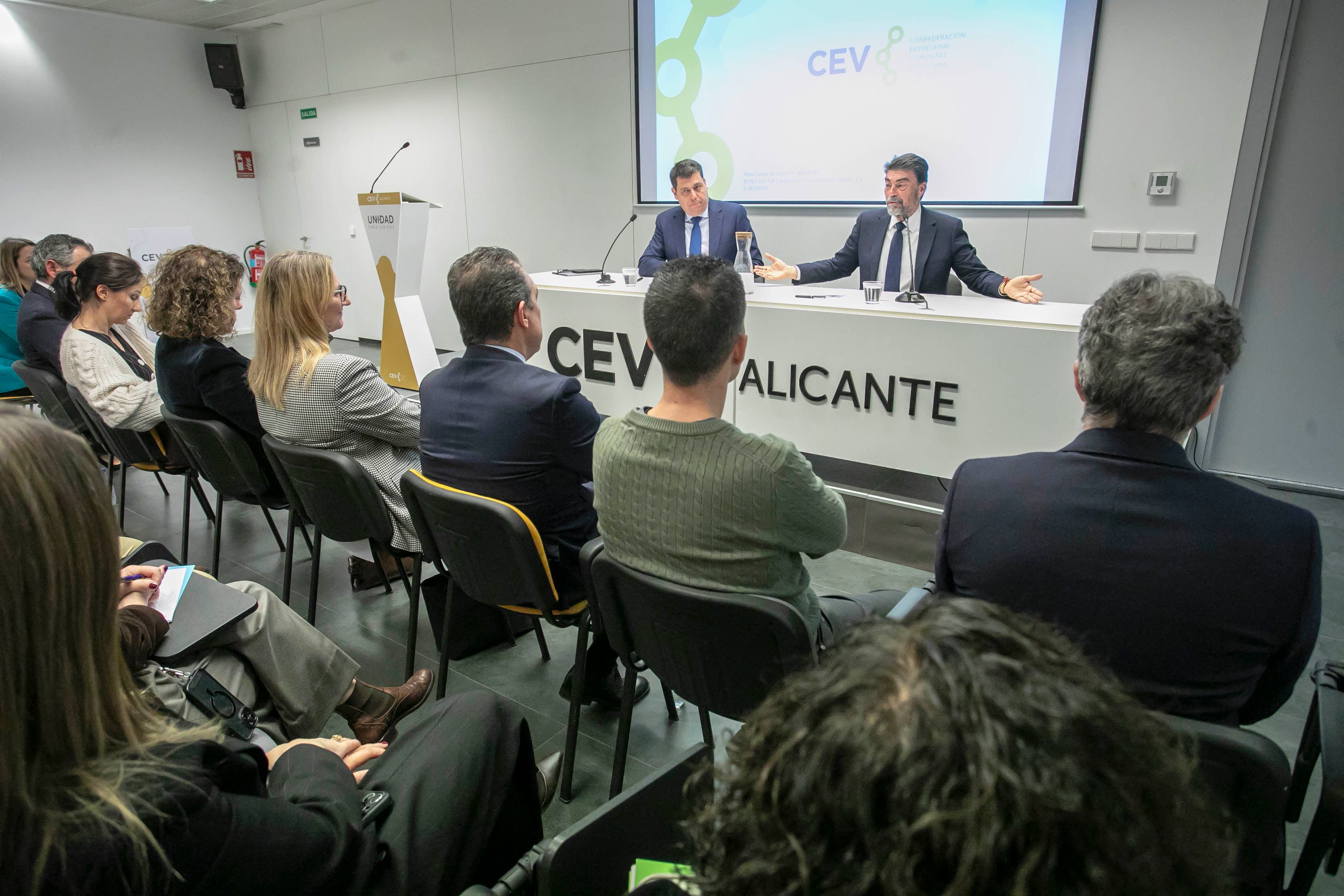 El alcalde Barcala presentando el borrador del PGE a los empresarios de la CEV