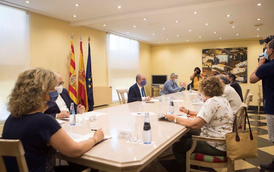 El presidente de Aragón, Javier Lambán (c) durante la reunión con coordinadoras de gestión de residencias para analizar la situación del coronavirus en estos centros 