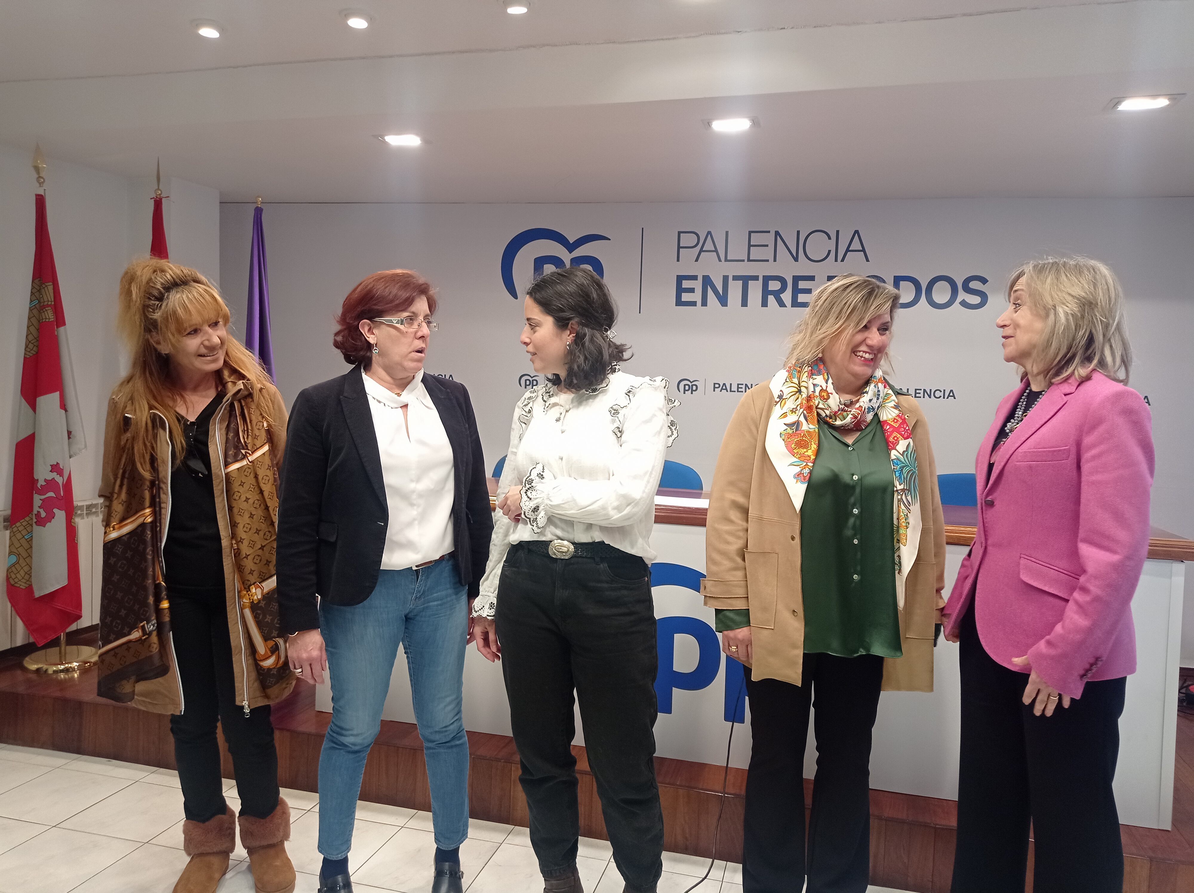 Charo Díaz, Nuria Simón, Patricia Pérez, Anabel García y Mª José de la Fuente, candidatas del PP