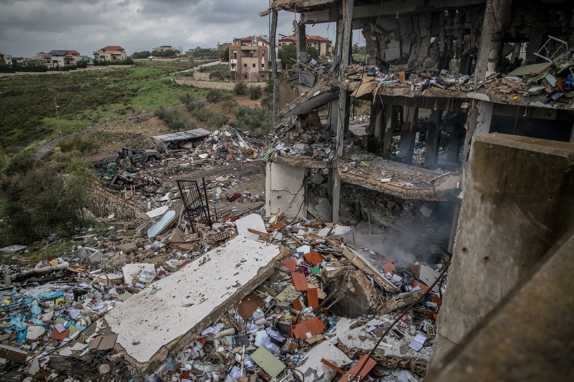 Restos del centro médico en Bourj Qalaway, al sur del Líbano, donde 12 profesionales sanitarios —entre médicos, paramédicos y enfermeros— murieron en un ataque israelí.