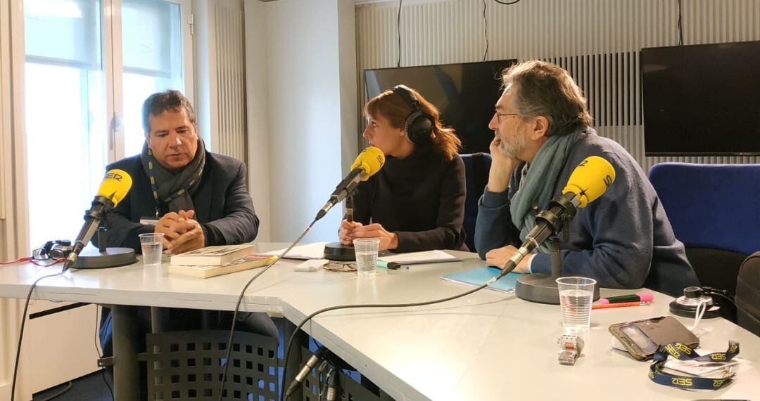 Alberto Salcedo Ramos y Antonio Rubio, junto a Macarena Berlín en los estudios de la Cadena SER 