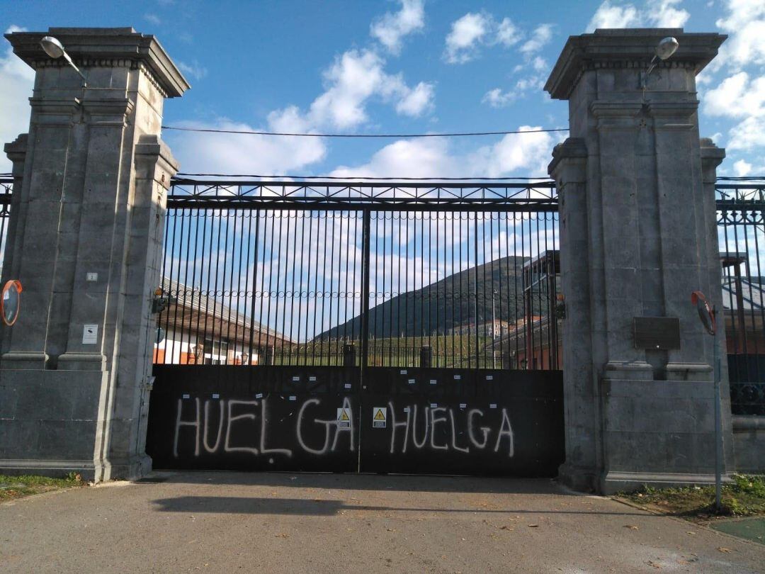 Pintada en el acceso al Centro Penitenciario de El Dueso, en Santoña.